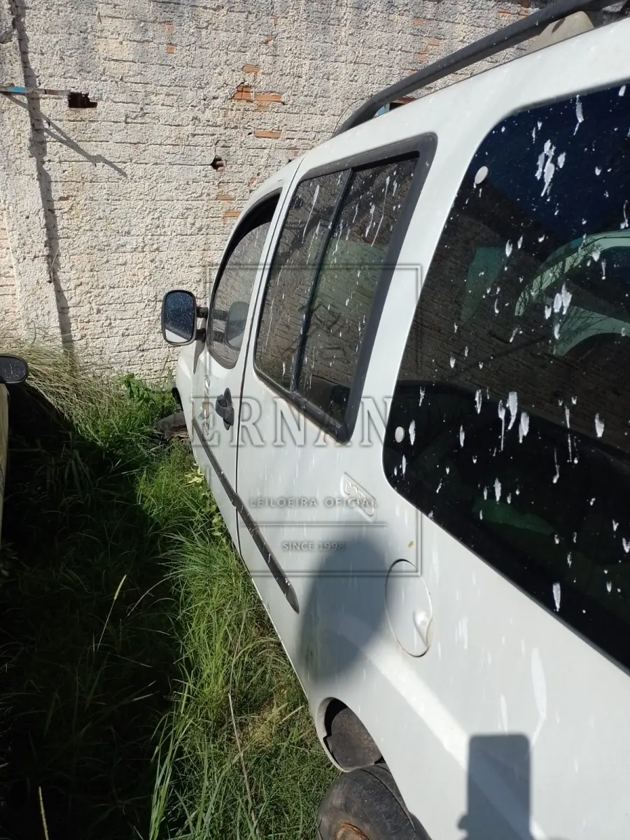 LOTE 005 - Veículo FIAT/ Doblo ELX 1.8 Flex, Ano/modelo 2008/2008, Placa IOS7151. Avaliado em R$ 3.500,00.