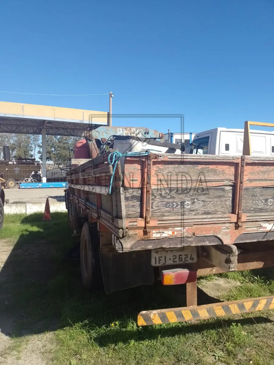 LOTE 006 - Caminhão M. BENZ L1113 com MUNCK, ano/modelo 1982/1982, placas IFI2624. Avaliado em R$ 5.000,00. Obs. No documento consta carroceria BASCULANTE.