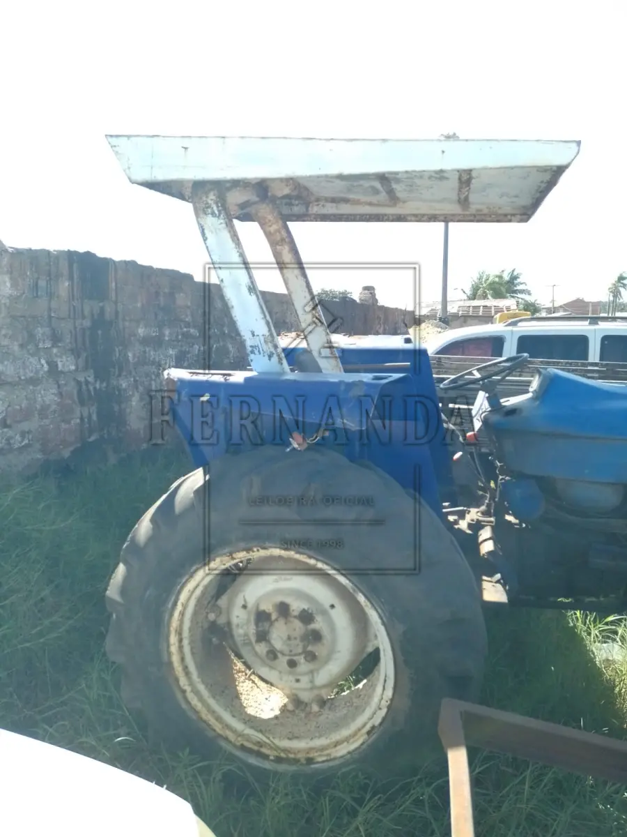 LOTE 017 - Veículo Trator New Holland 4630, Ano/modelo 1997/1997. Avaliado em R$ 2.600,00