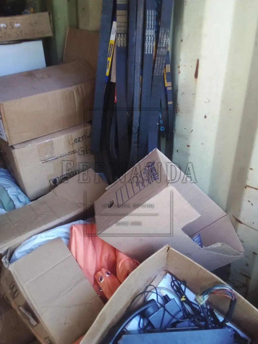 LOTE 057 - Lote com ferramentas, peças novas e usadas diversas de ônibus. NÃO INCLUI O CONTAINER. Avaliado em R$ 3.000,00.