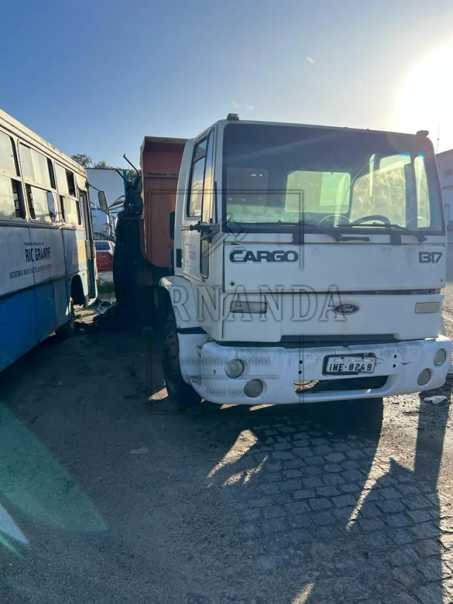 LOTE 001 - Caminhão Ford/ Cargo 1317 F, ano/modelo 2004/2004, placas IME8249. Avaliado em R$ 8.000,00.