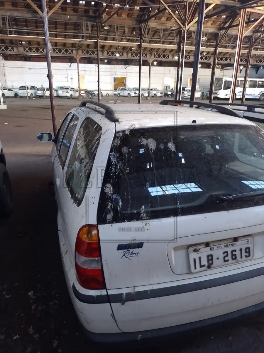 LOTE 022 - Veículo Fiat/Palio Weekend Stile, ano/modelo 2002/2003, placa ILB2619. Avaliado em R$ 2.000,00.