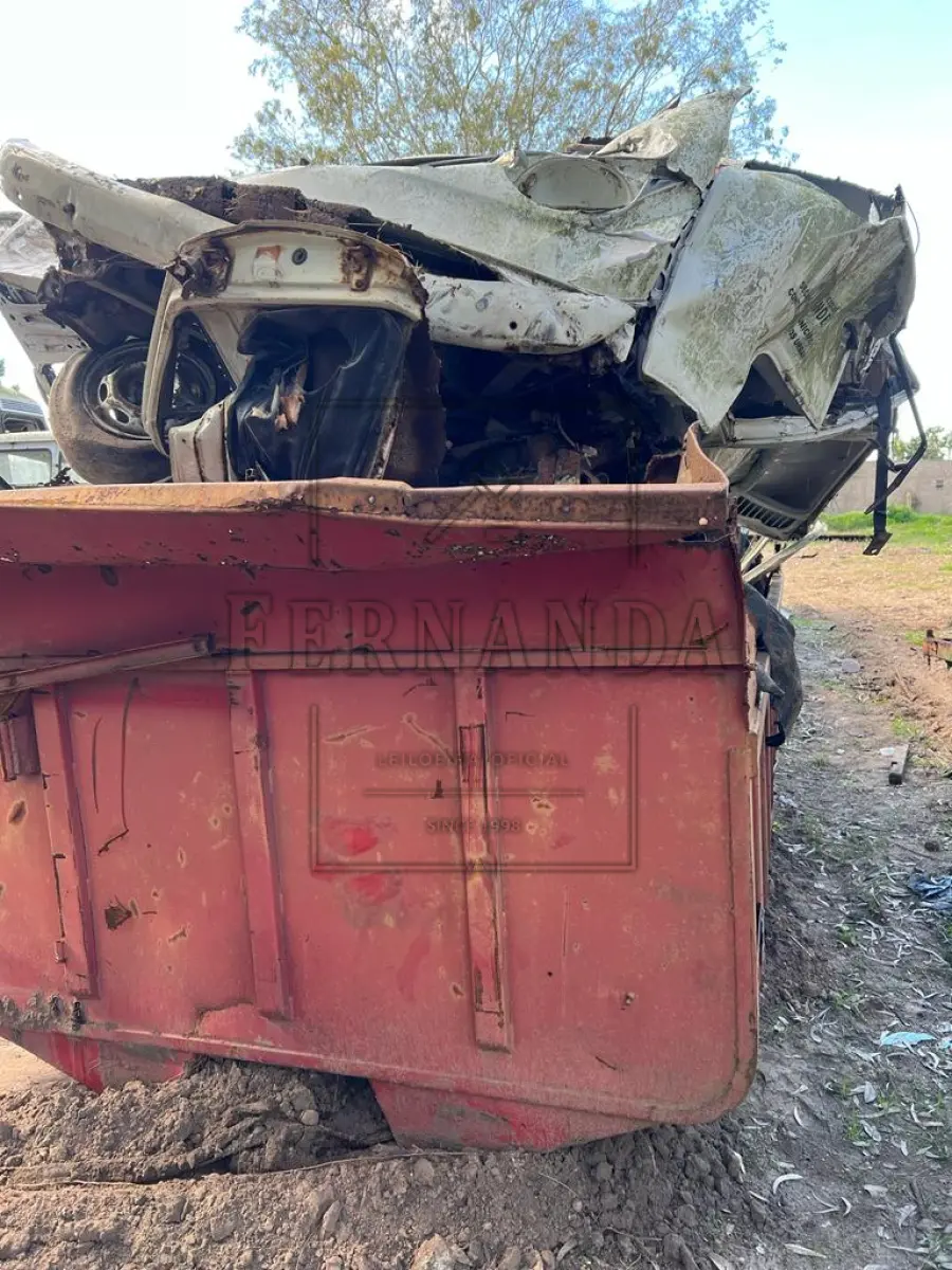 LOTE 046 - Lote composto por sucata de ferro dentro da caçamba vermelha e anexo. Lote avaliado em R$ 2.000,00.