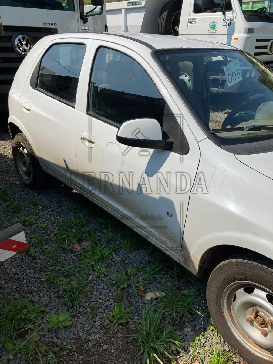 LOTE 005 - Veículo Celta LT, marca GM, modelo Hatch, motor VHC injeção eletrônica, 1.0 77 CV biocombustível, ano/modelo 2011/2012, placa ISK 6491. Avaliado em R$ 7.300,00.