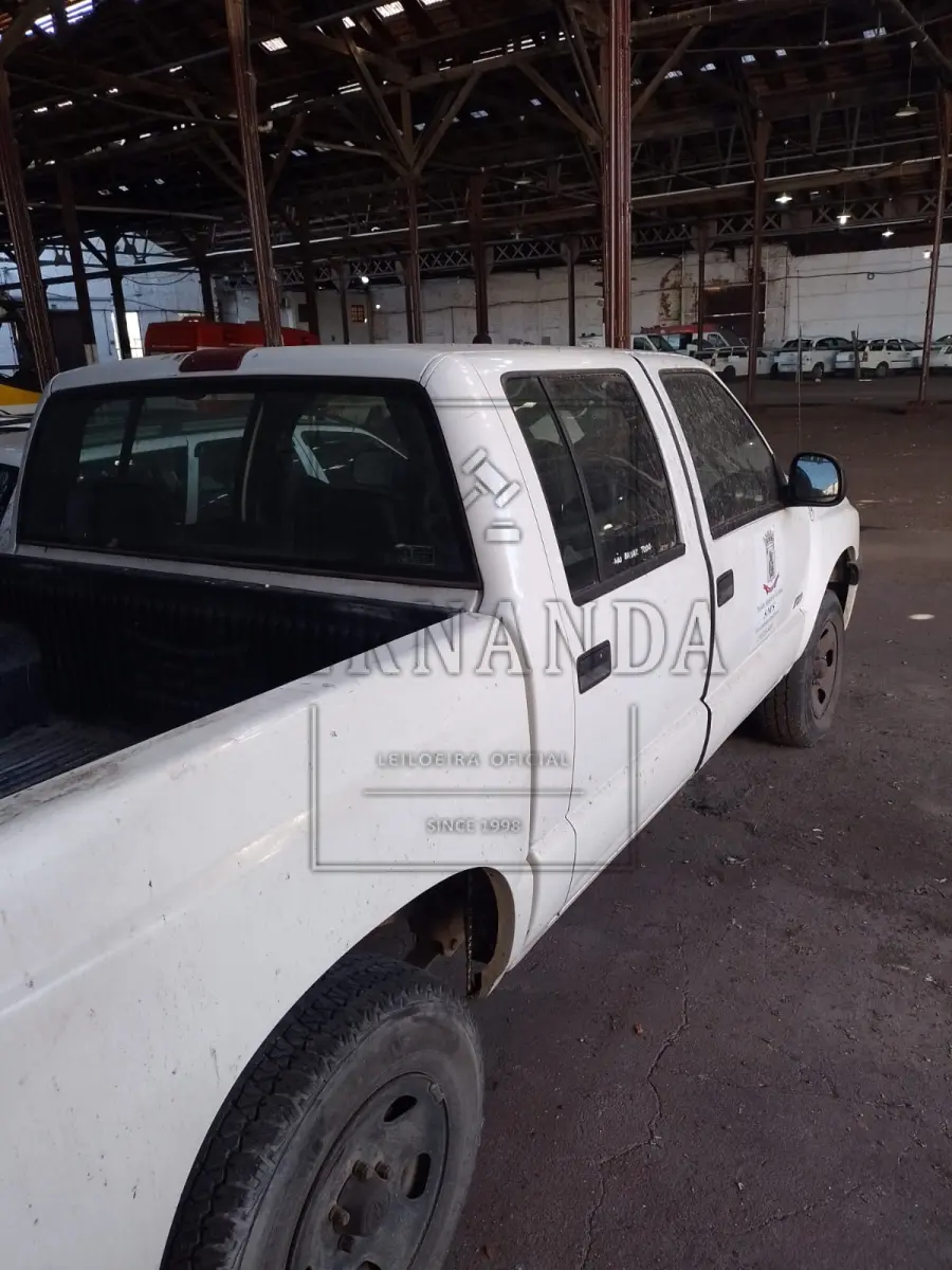 LOTE 020 - Veículo GM/S10 2.8 D, ano/modelo 2001/2002, placa IKK0833. Avaliado em R$ 5.200,00.