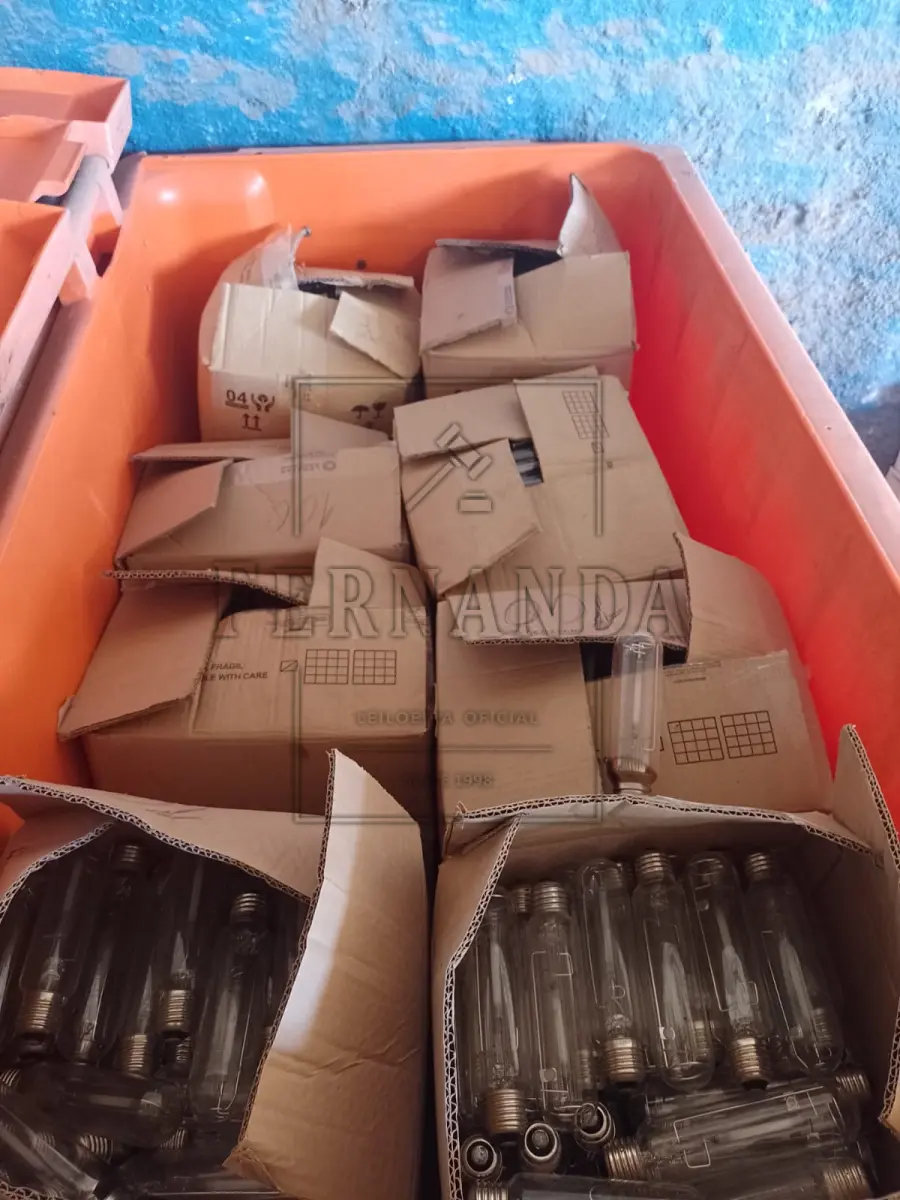 LOTE 019 - Lote composto por lâmpadas diversas 70,100, 150 e 250 amperes. Avaliado em R$ 170,00.