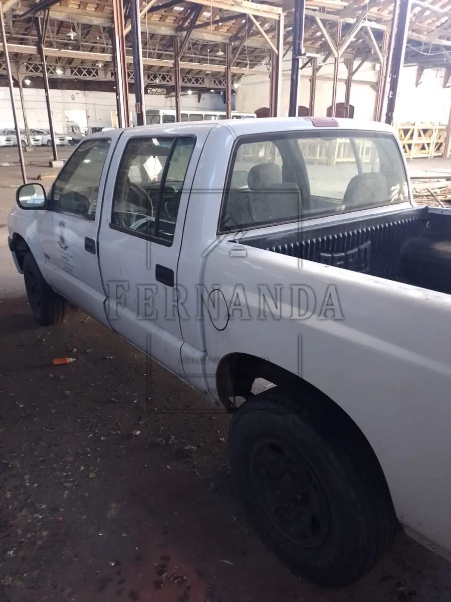 LOTE 020 - Veículo GM/S10 2.8 D, ano/modelo 2001/2002, placa IKK0833. Avaliado em R$ 5.200,00.