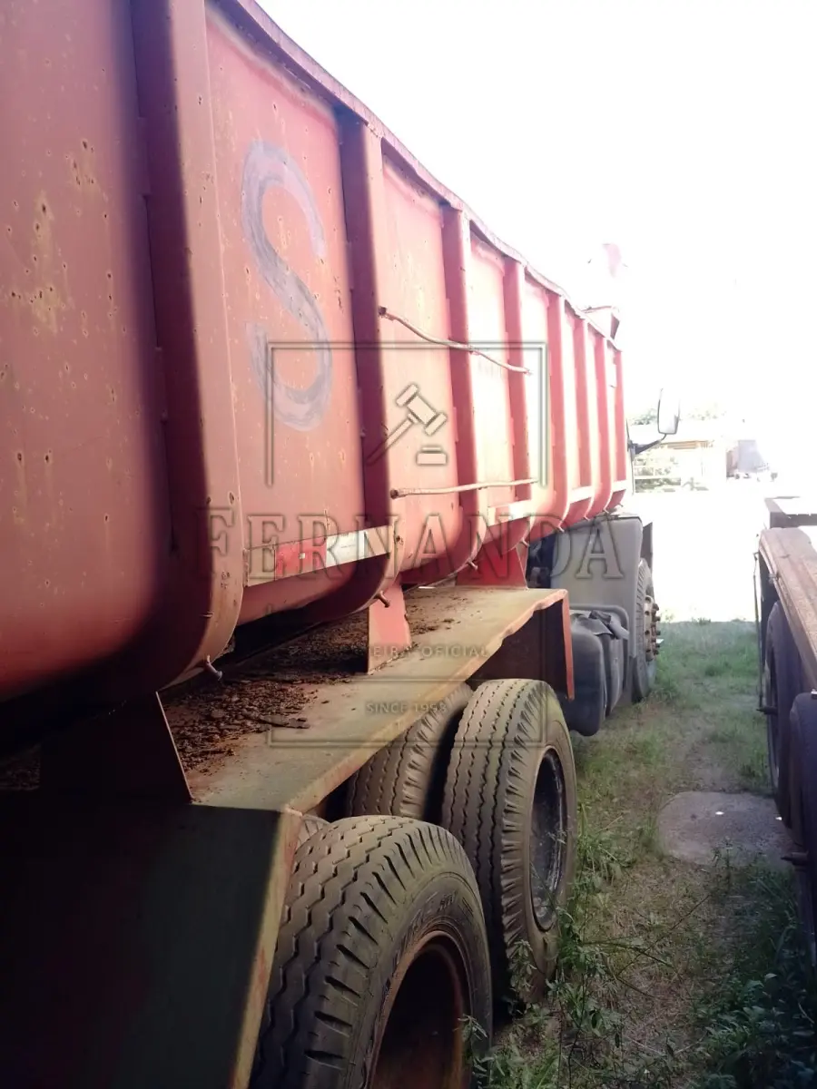 LOTE 039 - Caminhão Ford/Cargo 1415, ano/modelo 1998/1998, placa IIS6784. Avaliado em R$ 8.000,00.
