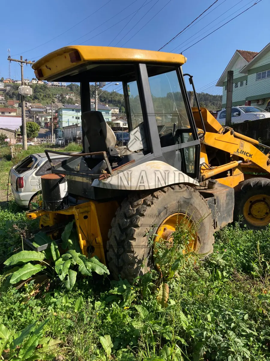LOTE 003 - Retroescavadeira JCB, Nº de série 04BRCP029506 Chassis 9B9214TC46BDT4367, 2007. Placa Patrimonial 20035. Avaliada em R$ 23.000,00.
