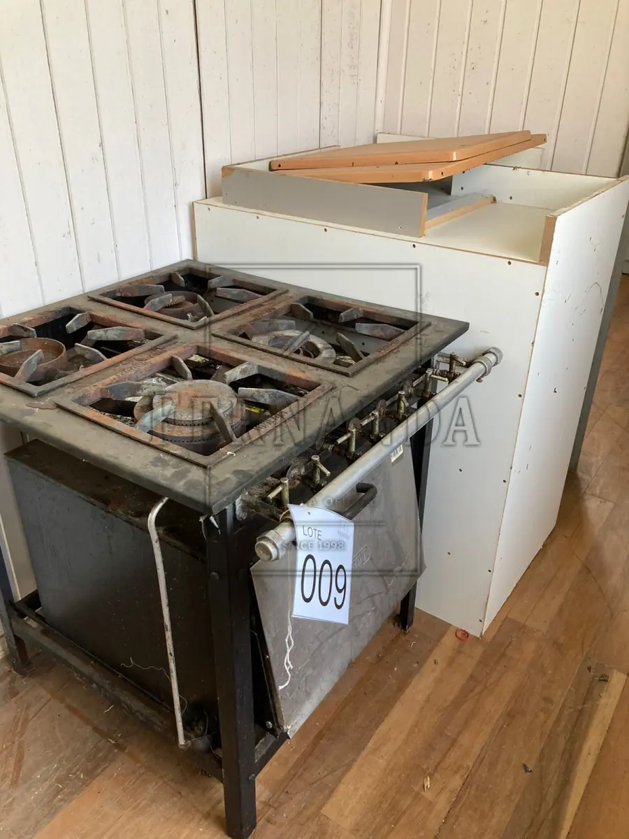 LOTE 009 - Lote composto por móveis. Avaliado em R$ 150,00