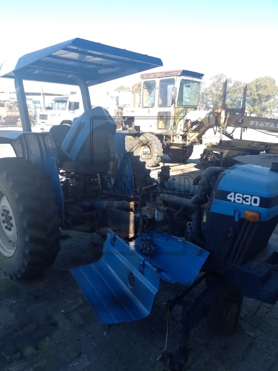 LOTE 009 - Trator New Holland, 4630, cor azul. Avaliado em R$ 1.200,00.
