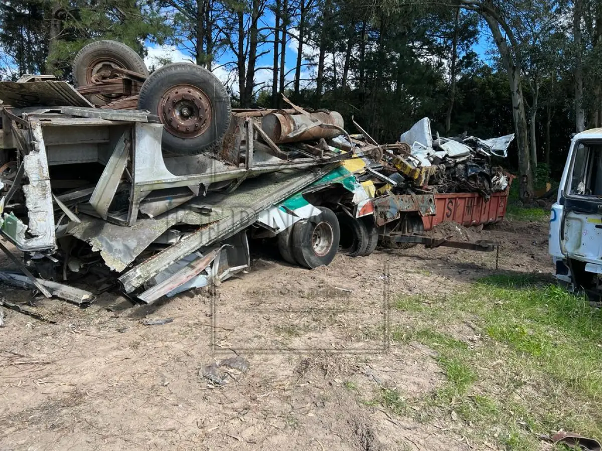 LOTE 046 - Lote composto por sucata de ferro dentro da caçamba vermelha e anexo. Lote avaliado em R$ 2.000,00.