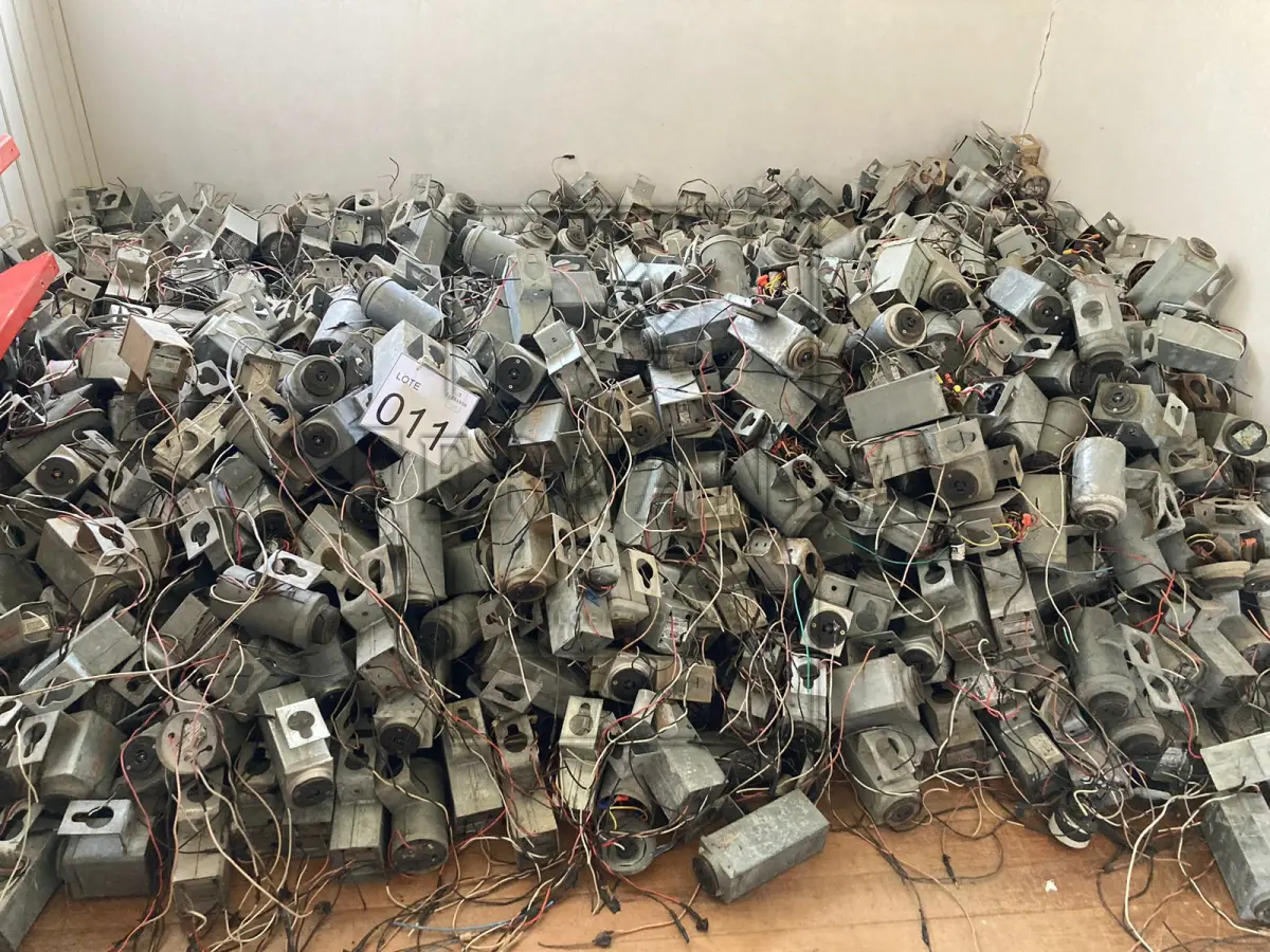LOTE 011 - Lotes de sucatas. Avaliado em R$ 1.000,00.