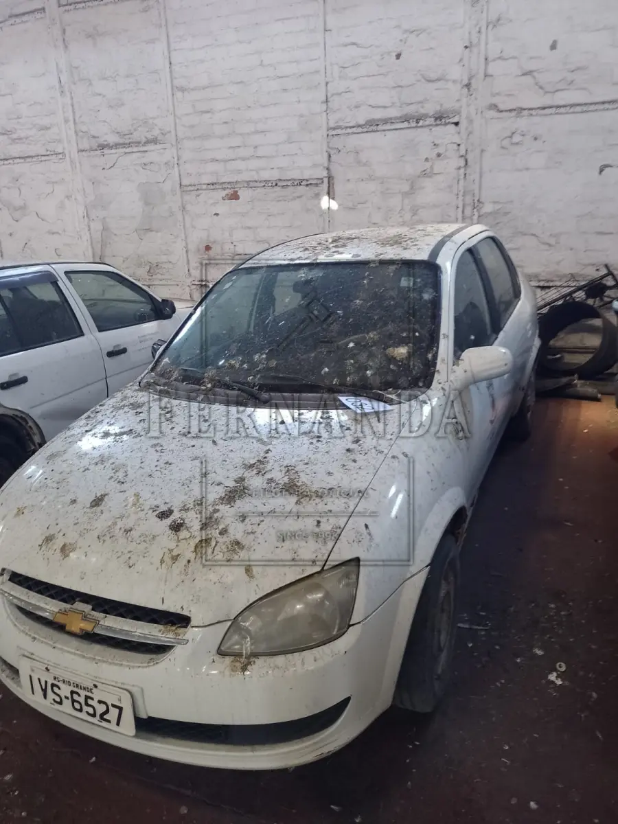 LOTE 032 - Veículo Chevrolet/Classic/ LS, ano/modelo 2014/2015, placa IVS6527. Avaliado em R$ 2.000,00. Multas R$ 460,78.