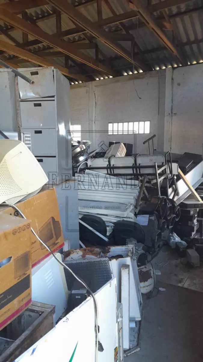 LOTE 018 - Pavilhão com sucatas diversas. Avaliado em R$ 800,00.