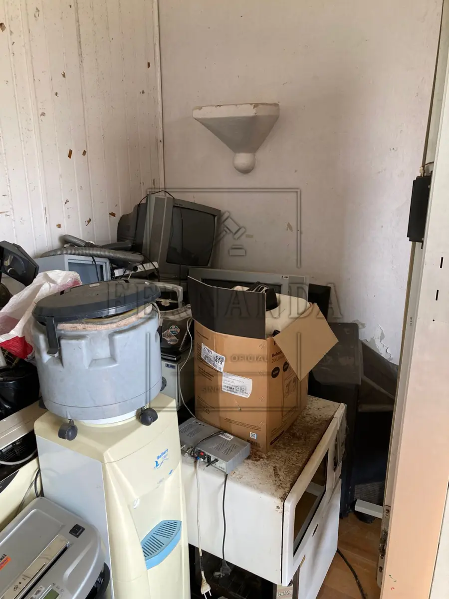 LOTE 007 - Lote de equipamentos elétricos / eletrônicos. Avaliado em R$ 260,00.