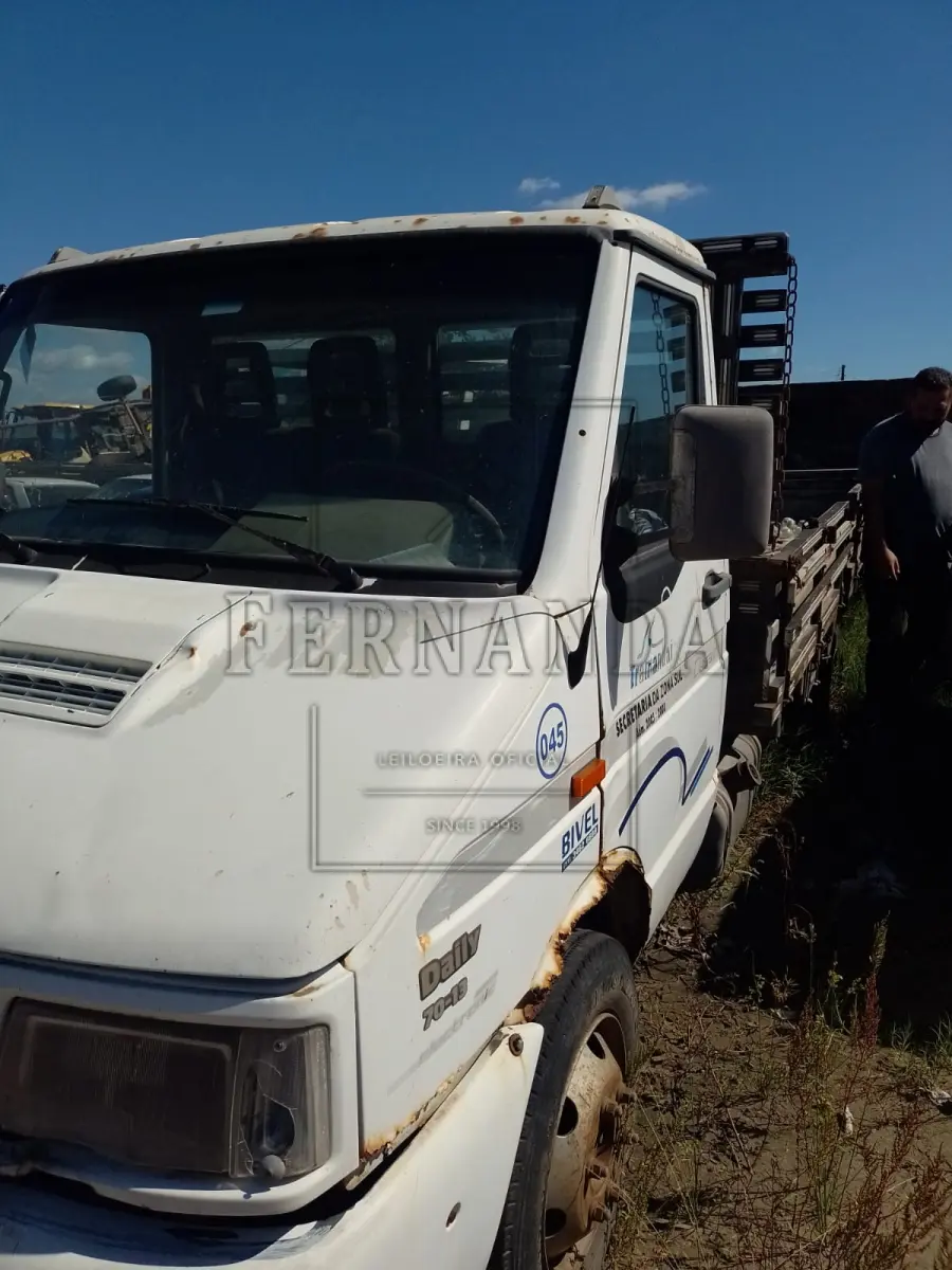 LOTE 016 - Veículo Iveco Daily 7013 CC, Ano/modelo 2007/2007, Placa IOE3791. Avaliado em R$ 6.200,00.
