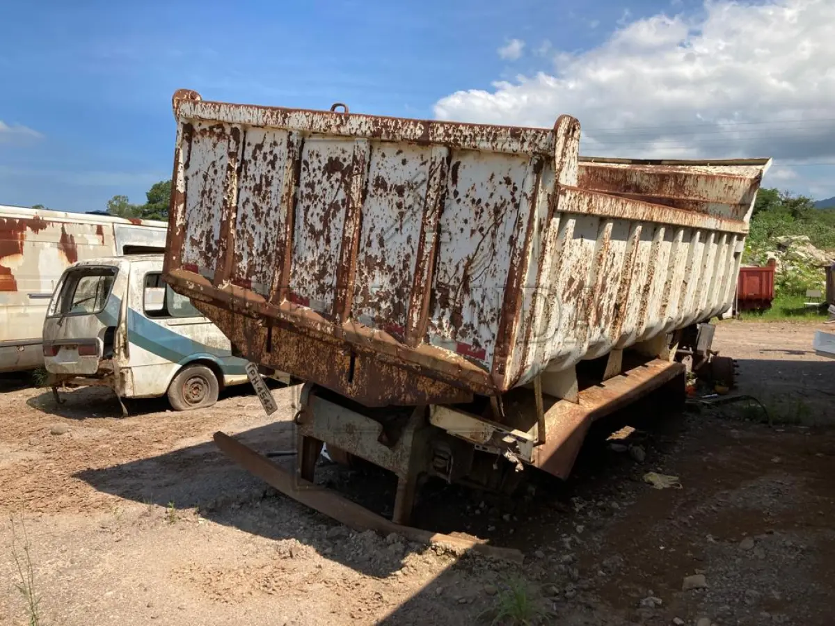 LOTE 012 - IVECO/ ECTECTOR 230 E24N, Ano/Modelo 2008/2008, PLACA: IPH-4542. Avaliado em R$ 6.500,00.