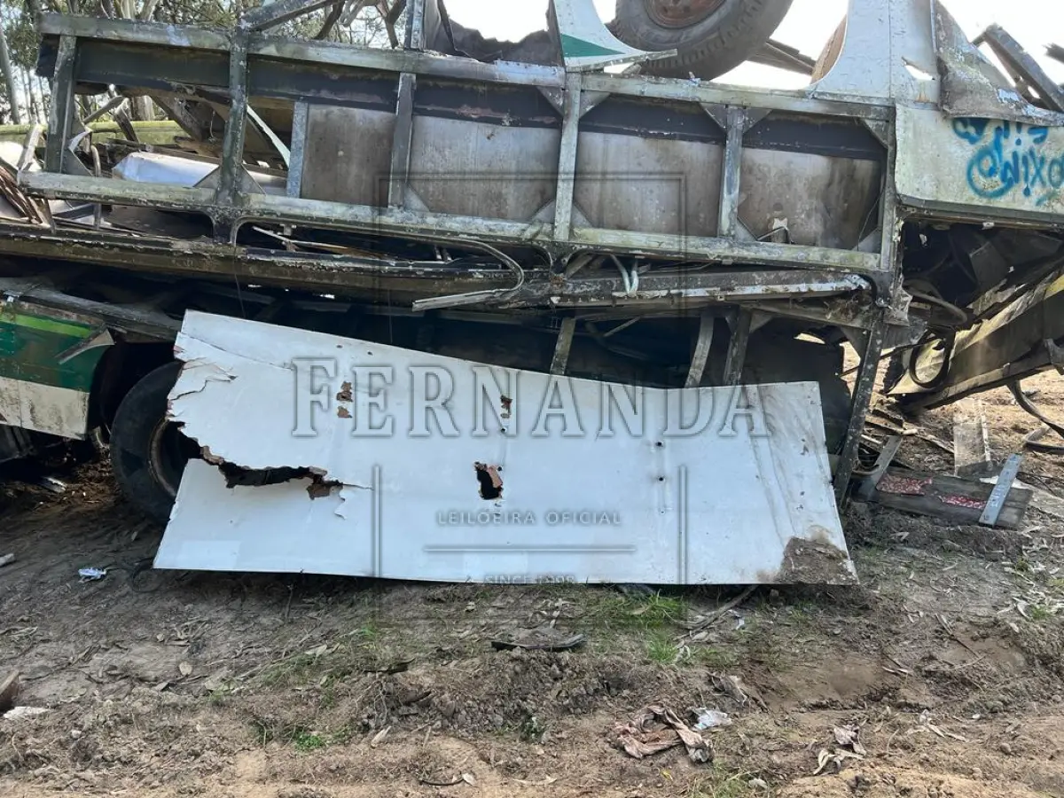 LOTE 046 - Lote composto por sucata de ferro dentro da caçamba vermelha e anexo. Lote avaliado em R$ 2.000,00.