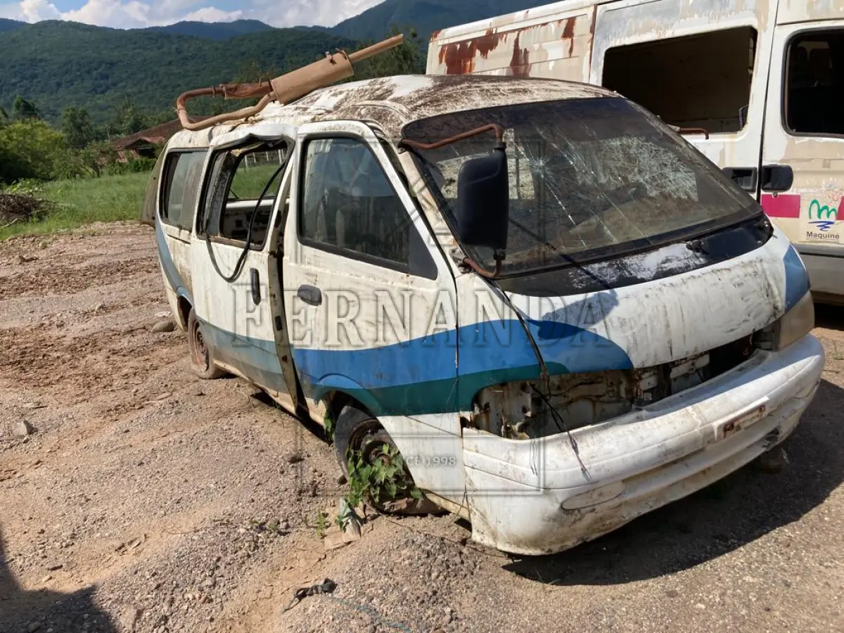 LOTE 005 - Microonibus I/Kia Besta 12P GS, Ano/Modelo 2000/2000, Placa: IJM-9636. Avaliado em R$ 1.800,00.