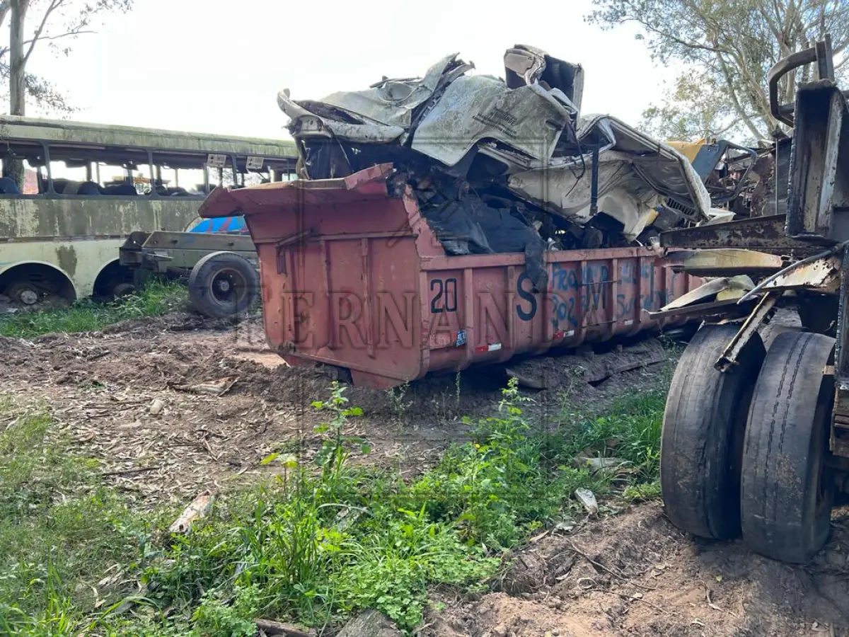 LOTE 046 - Lote composto por sucata de ferro dentro da caçamba vermelha e anexo. Lote avaliado em R$ 2.000,00.