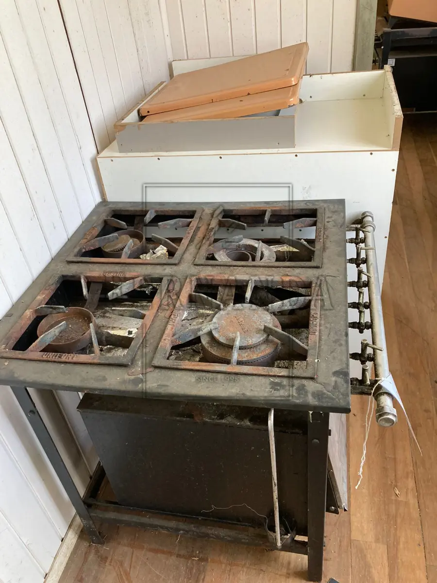 LOTE 009 - Lote composto por móveis. Avaliado em R$ 150,00