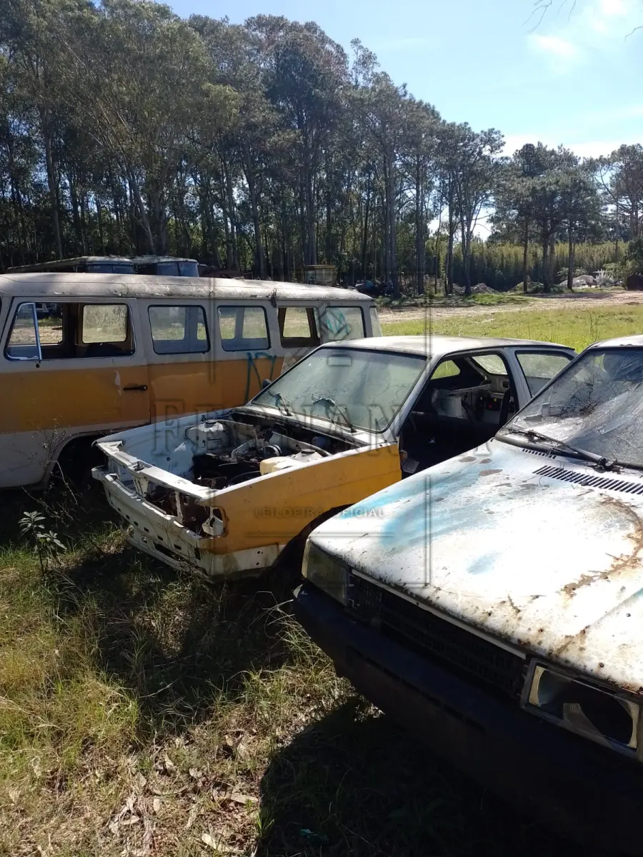 LOTE 040 - LOTE DE SUCATA DE VEÍCULOS: VW/GOL CL 1.8, ano/modelo 1993/1993, FIAT/UNO S IE, ano/modelo 1994/1994, VW/KOMBI, ano/modelo 1985/1985, VW/ GOL 1.0 GIV, ano/modelo 2008/2009; VW/KOMBI ano/modelo 2002/2003. EXCLUSIVO PARA CDV. Lote avaliado em R$ 270,00.
