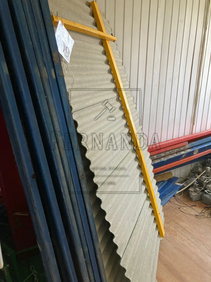 LOTE 009 - Lote composto por móveis. Avaliado em R$ 150,00