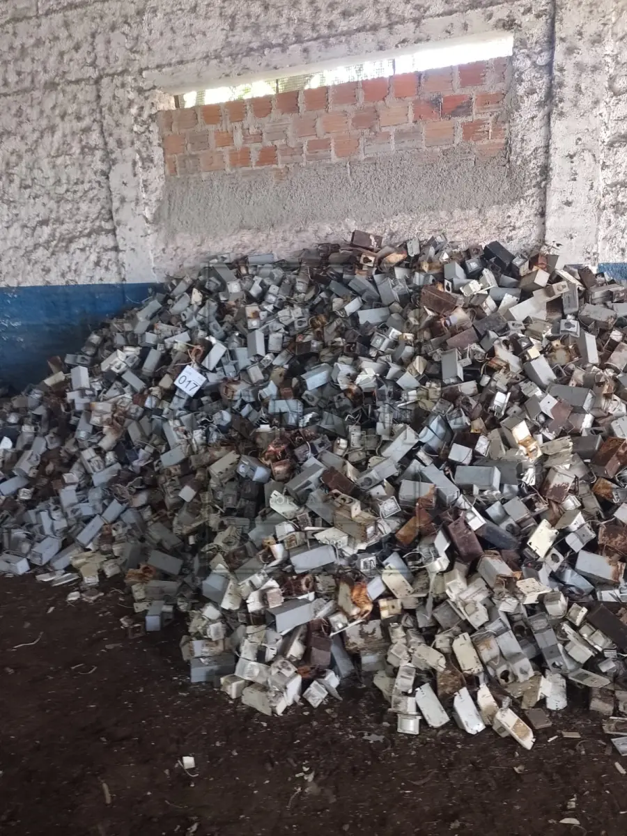 LOTE 017 - Lote composto por reatores externos e internos 70, 100, 150 e 250 Amperes. Avaliado em R$ 170,00.