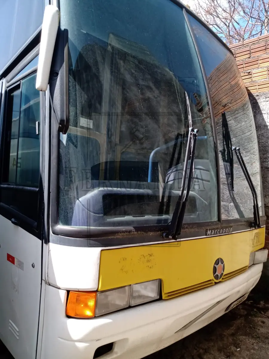 LOTE 052 - Ônibus Volvo/ Marcopolo Paradiso GVR, ano/modelo 1999/2000, placa IJF8967. Avaliado em R$ 8.000,00.