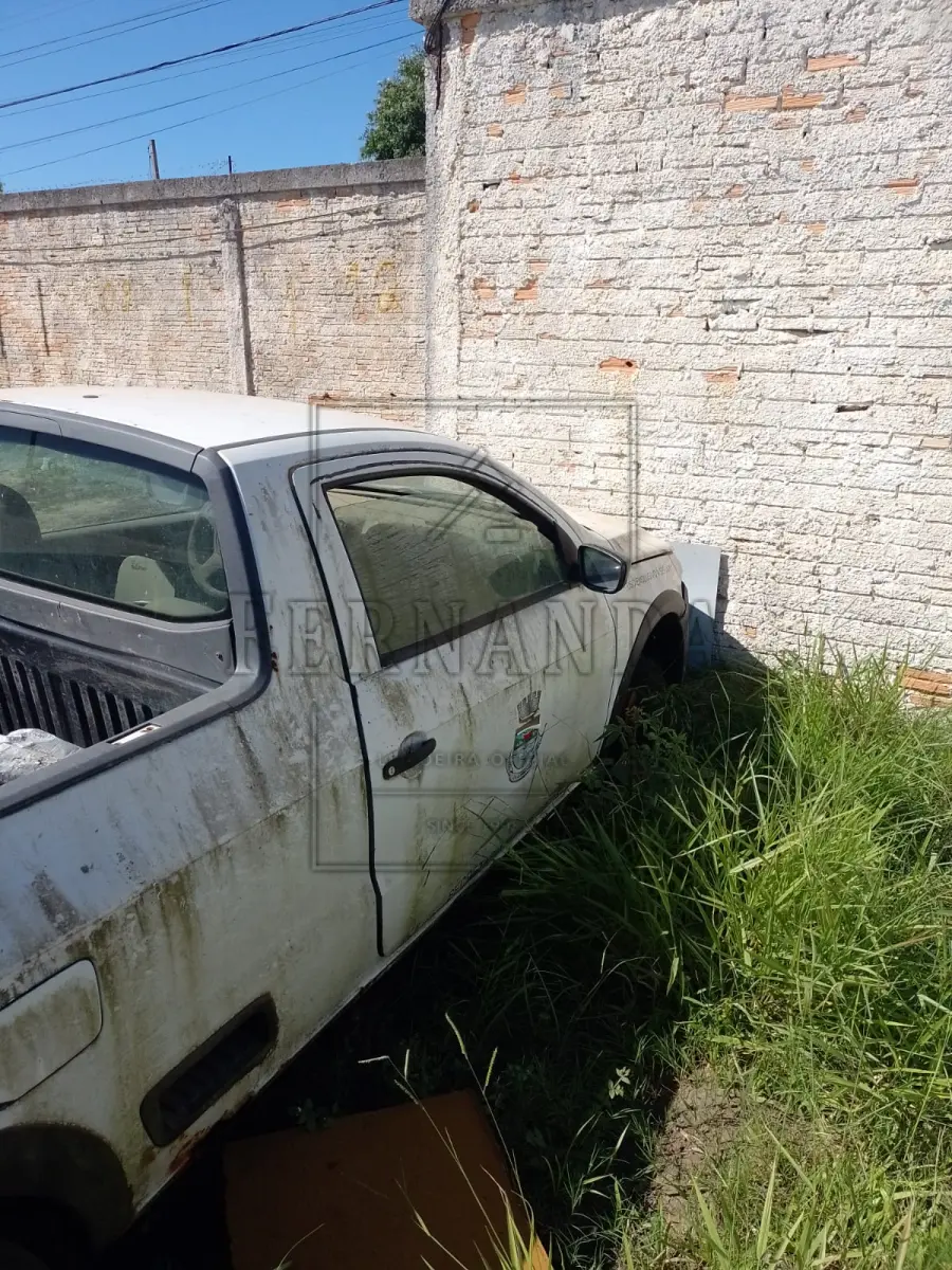 LOTE 001 - Veículo I/ Chevrolet Classic LS, Ano/modelo 2014/2014, Placa IVI0577. Avaliado em R$ 2.600,00.