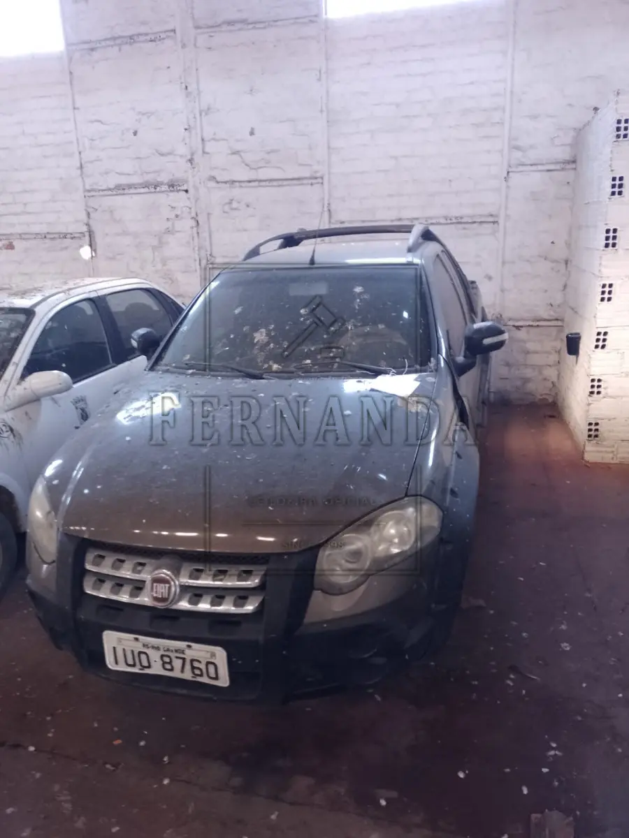 LOTE 033 - Veículo Fiat/Strada Advent, flex, ano/modelo 2009/2009, placa IUO8760. Avaliado em R$ 2.600,00. Multa  R$ 155,89.