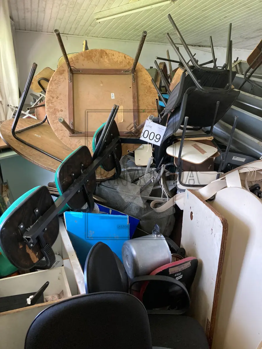 LOTE 009 - Lote composto por móveis. Avaliado em R$ 150,00