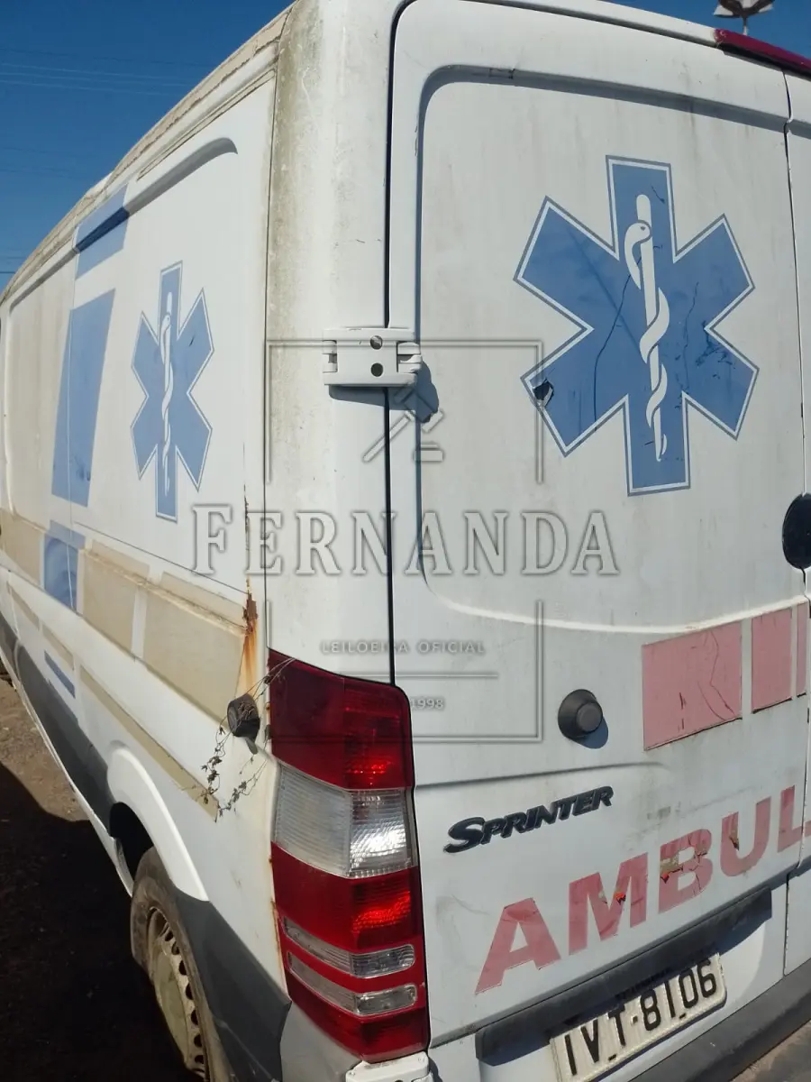 LOTE 014 - Veículo I/M. BENZ 311 CDI AUTOM AM, Ano/modelo 2014/2014, Placa IVT8106.  Avaliado em R$ 5.300,00.