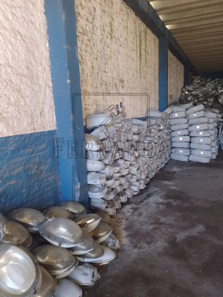 LOTE 015 - Lote composto por luminárias diversas. Avaliado em R$ 800,00.