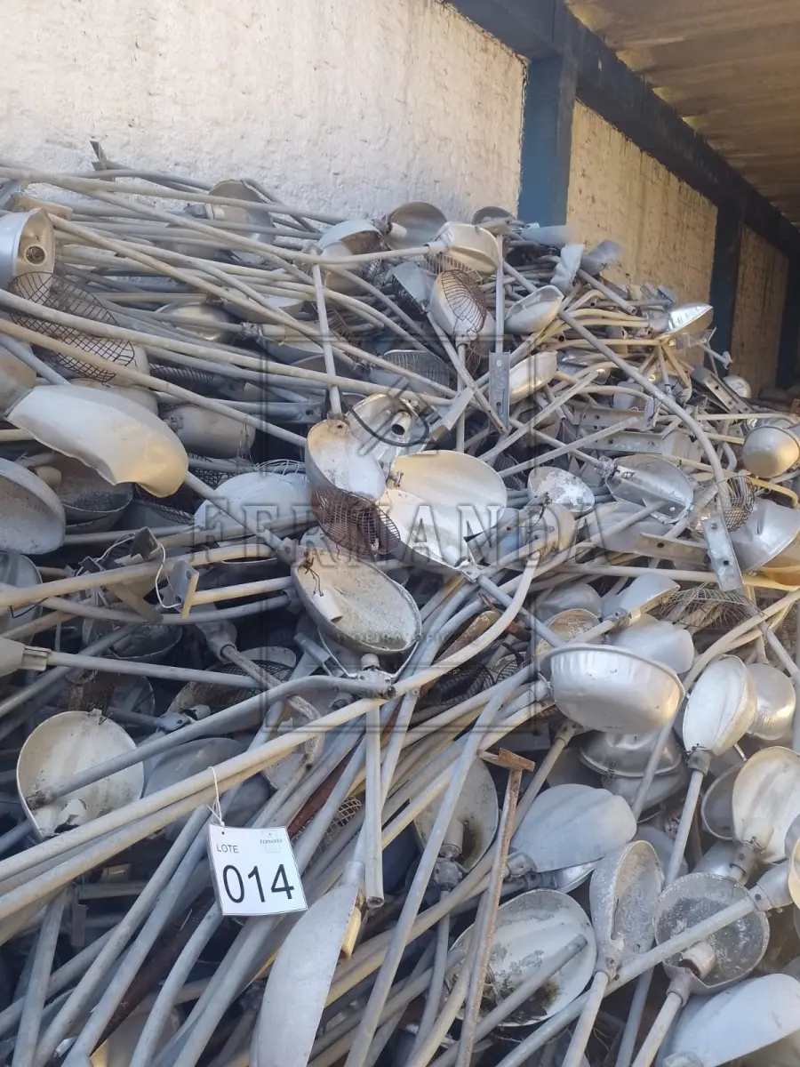 LOTE 014 - Lote composto por braços de luminárias. Avaliado em R$ 800,00.