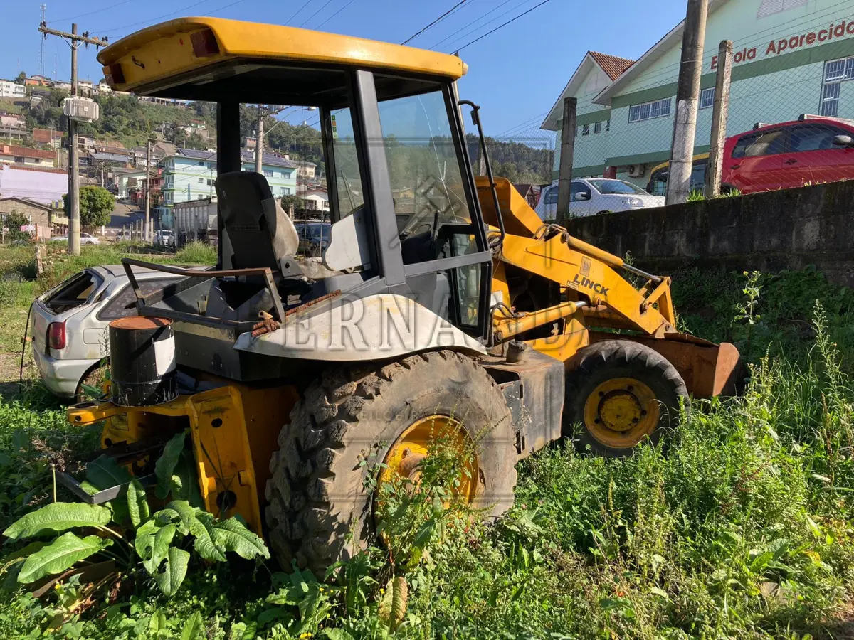 LOTE 003 - Retroescavadeira JCB, Nº de série 04BRCP029506 Chassis 9B9214TC46BDT4367, 2007. Placa Patrimonial 20035. Avaliada em R$ 23.000,00.