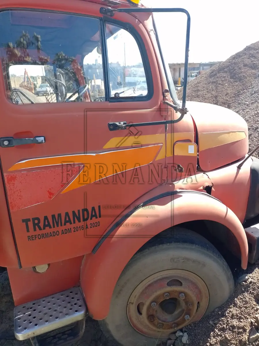LOTE 015 - Veículo CAMINHÃO MERCEDES BENZ , Ano/modelo 1981/1981, Placa IIC6345. Avaliado em R$ 2.600,00.