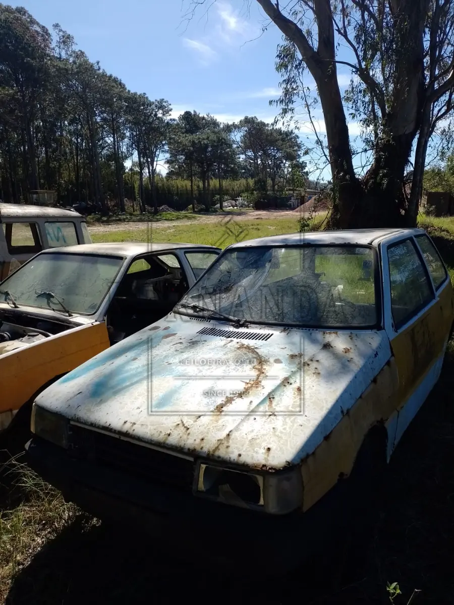 LOTE 040 - LOTE DE SUCATA DE VEÍCULOS: VW/GOL CL 1.8, ano/modelo 1993/1993, FIAT/UNO S IE, ano/modelo 1994/1994, VW/KOMBI, ano/modelo 1985/1985, VW/ GOL 1.0 GIV, ano/modelo 2008/2009; VW/KOMBI ano/modelo 2002/2003. EXCLUSIVO PARA CDV. Lote avaliado em R$ 270,00.