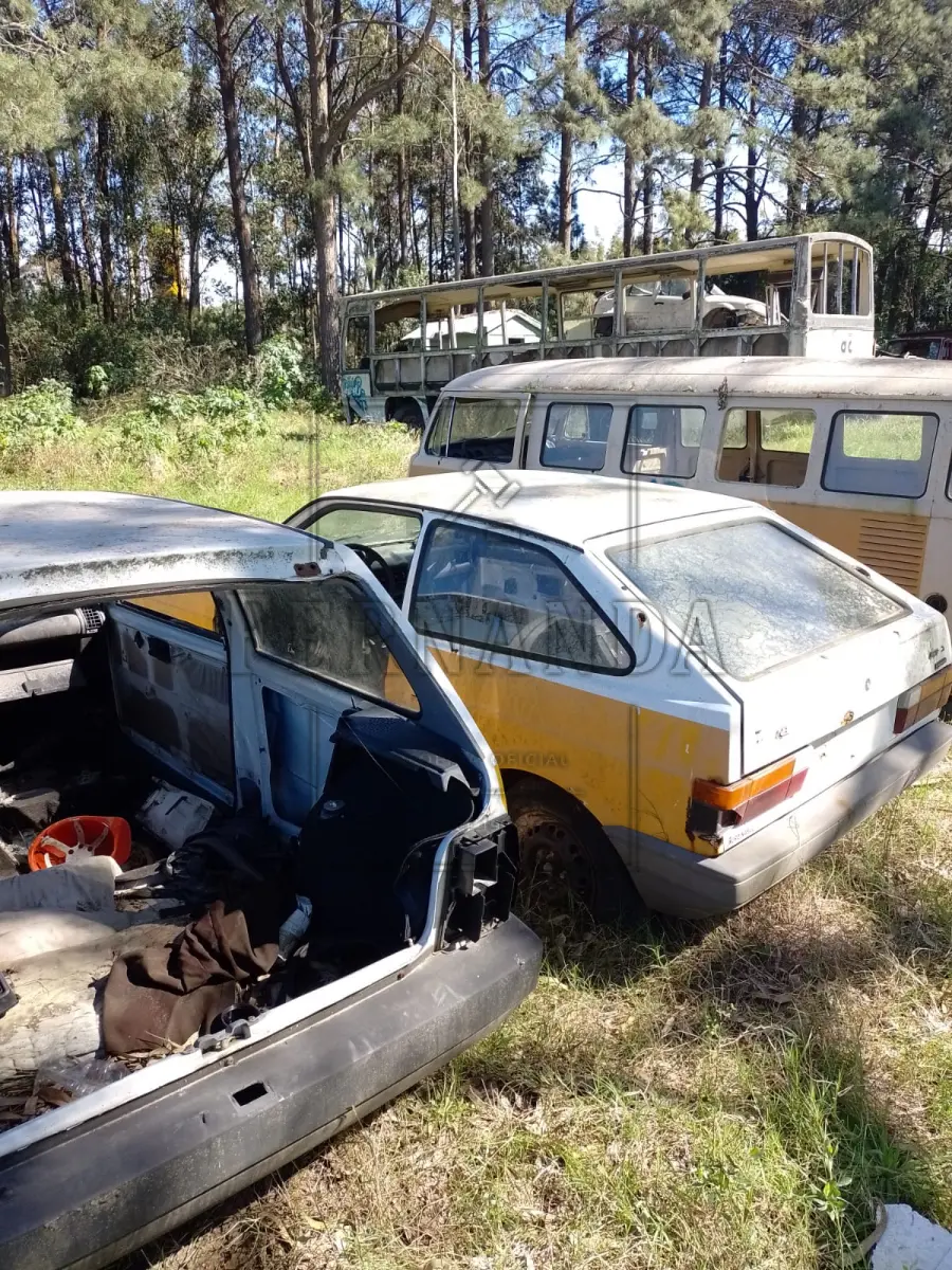 LOTE 040 - LOTE DE SUCATA DE VEÍCULOS: VW/GOL CL 1.8, ano/modelo 1993/1993, FIAT/UNO S IE, ano/modelo 1994/1994, VW/KOMBI, ano/modelo 1985/1985, VW/ GOL 1.0 GIV, ano/modelo 2008/2009; VW/KOMBI ano/modelo 2002/2003. EXCLUSIVO PARA CDV. Lote avaliado em R$ 270,00.