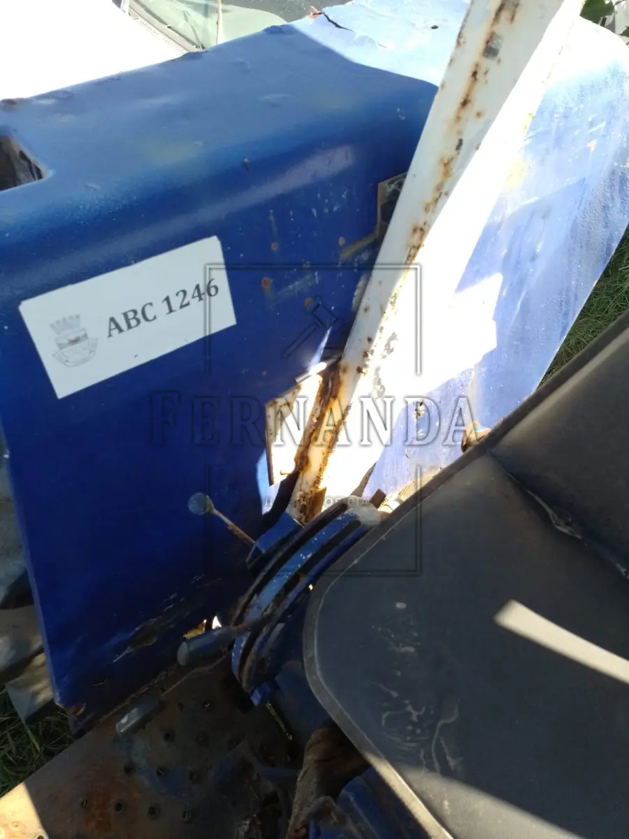 LOTE 017 - Veículo Trator New Holland 4630, Ano/modelo 1997/1997. Avaliado em R$ 2.600,00