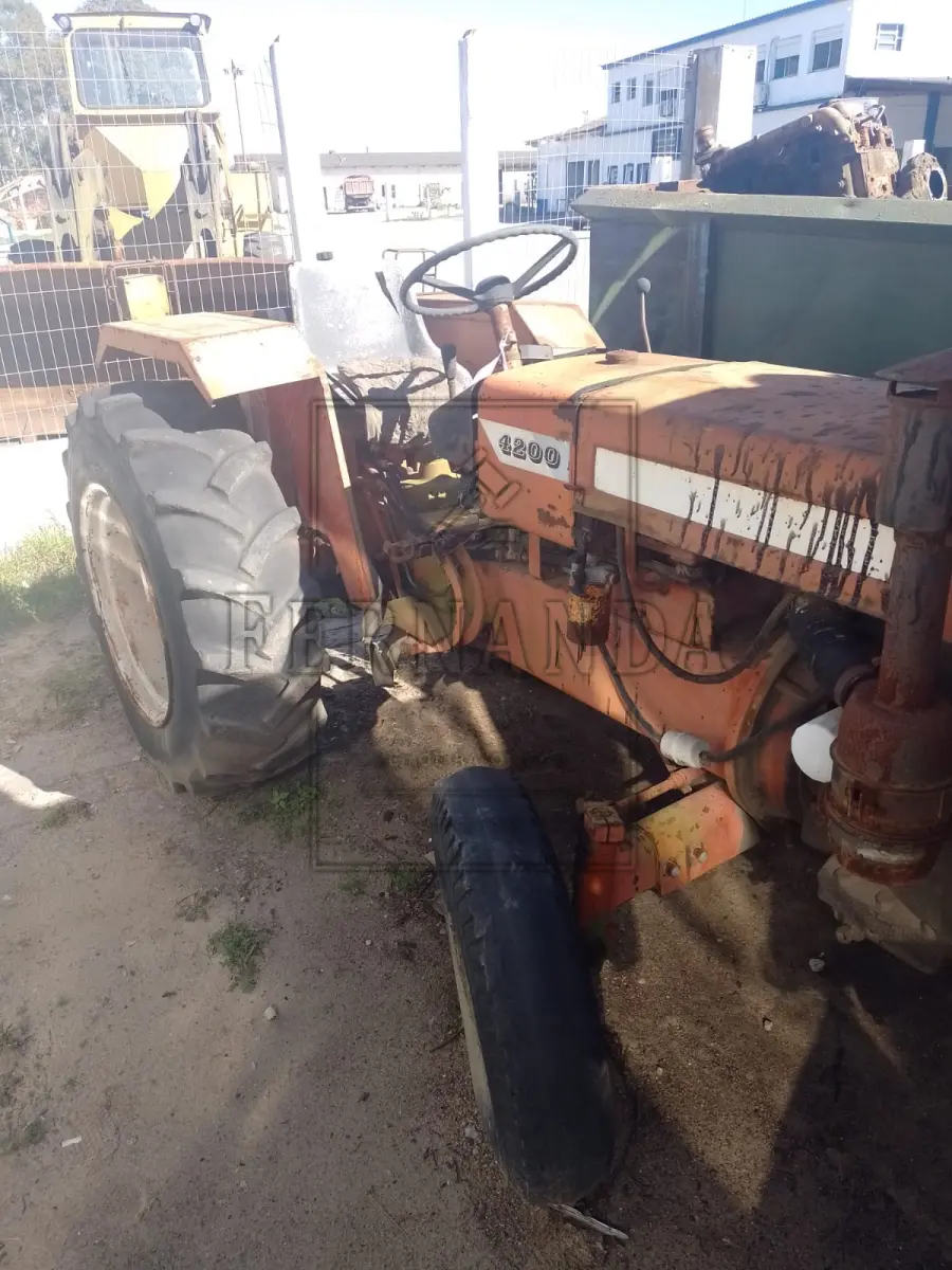 LOTE 004 - Trator de rodas M.A/ AGRALE, ano/modelo 1983/1983, placas IJC6554. Avaliado em R$ 1.700,00.