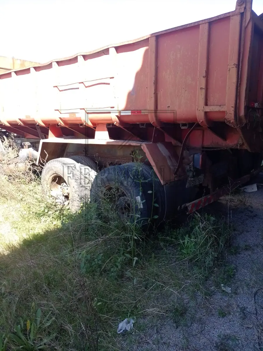 LOTE 039 - Caminhão Ford/Cargo 1415, ano/modelo 1998/1998, placa IIS6784. Avaliado em R$ 8.000,00.
