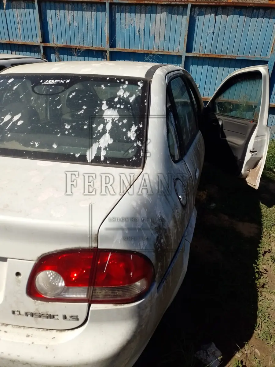 LOTE 001 - Veículo I/ Chevrolet Classic LS, Ano/modelo 2014/2014, Placa IVI0577. Avaliado em R$ 2.600,00.
