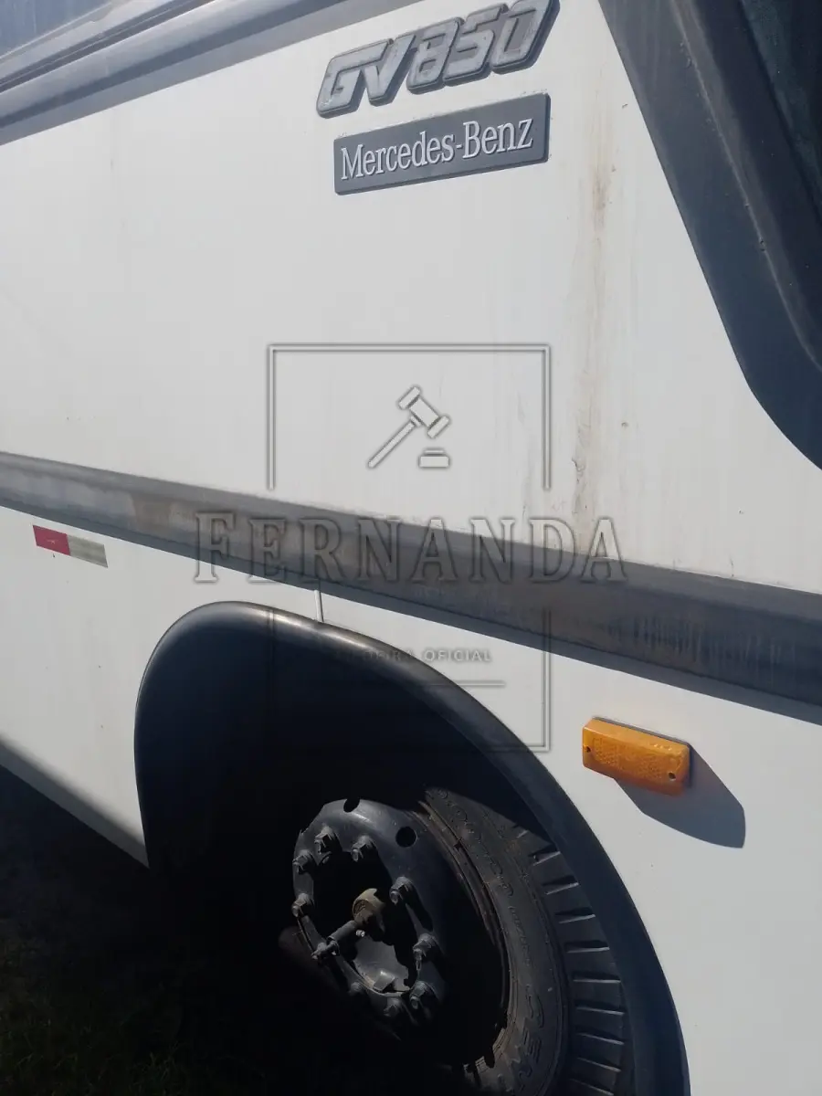LOTE 005 - Ônibus M.BENZ/OF 1318, ano/modelo 1994/1994, placa ICE8610. Avaliado em R$ 6.200,00.