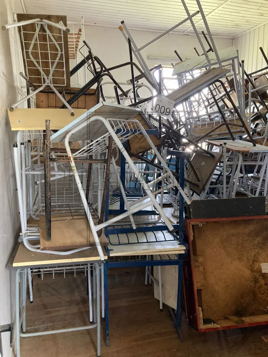 LOTE 009 - Lote composto por móveis. Avaliado em R$ 150,00
