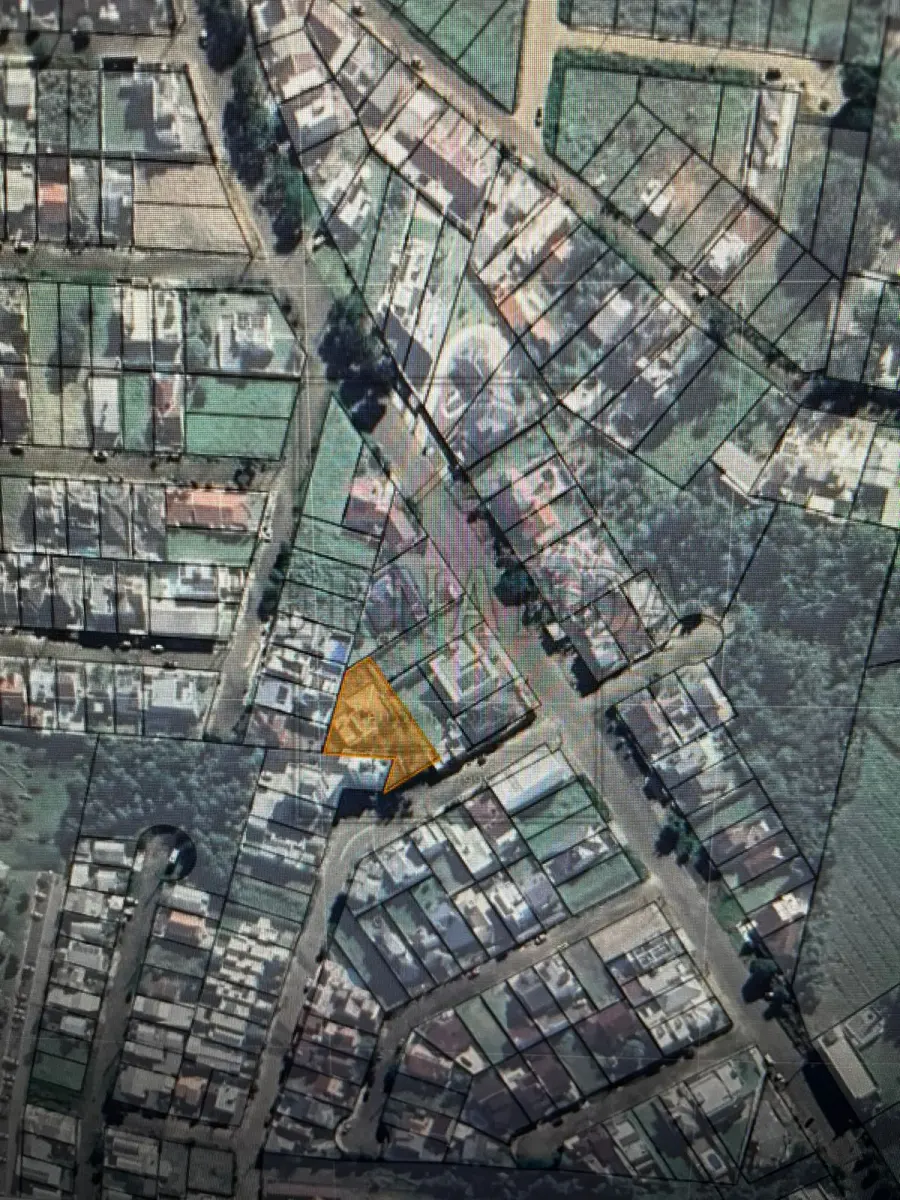 LOTE 001 - Metade do imóvel de Matrícula n° 38.974, Registro de Imóveis de Montenegro, Livro n°02 – Registro Geral. Sendo metade de um terreno, com a superfície de 879,00m², de formato irregular, situado no bairro Senai, zona urbana de Montenegro. Avaliado em R$ 1.200.000,00 (um milhão e duzentos mil reais). 2°Leilão.