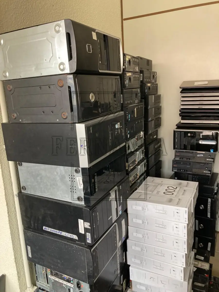 LOTE 001 - Lote composto por material de informática. Avaliado em R$530,00