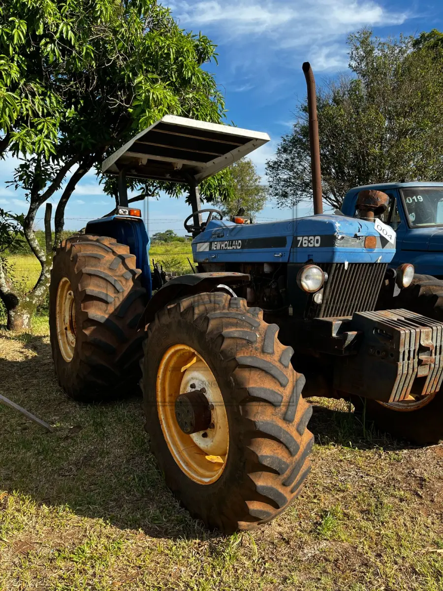 LOTE 004 - Trator New Holland modelo S100 7630, ano 2002. Avaliado em R$ 18.000,00.