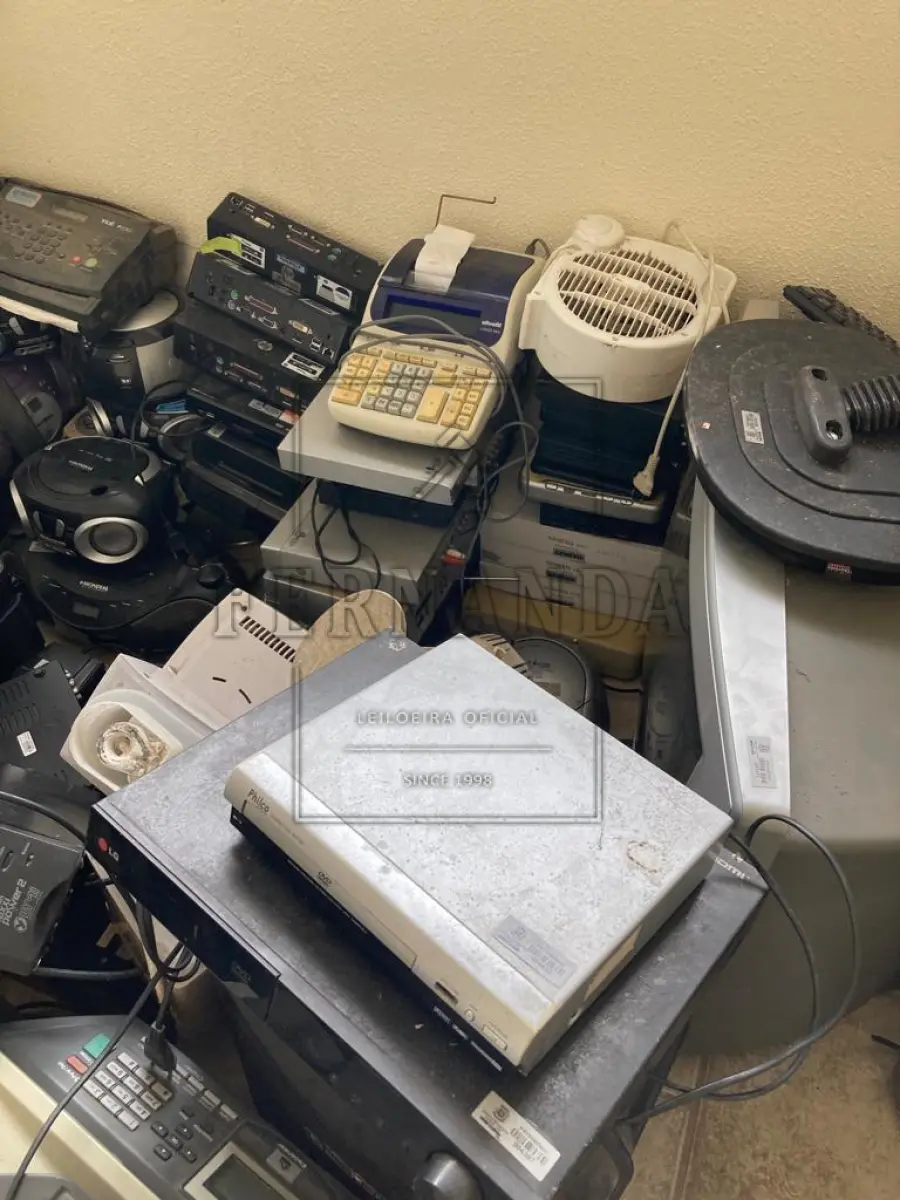 LOTE 001 - Lote composto por material de informática. Avaliado em R$530,00